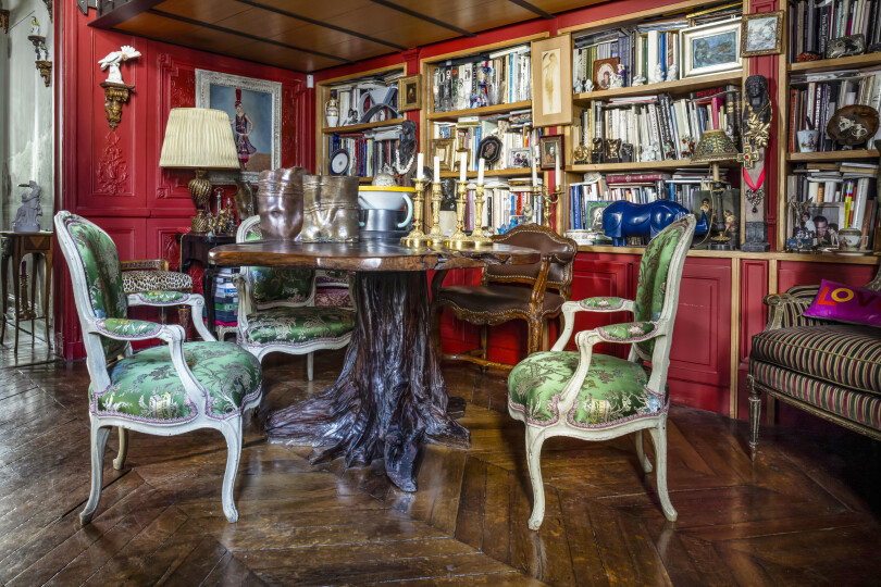 À Paris, chez Didier Ludot et Félix Farrington.